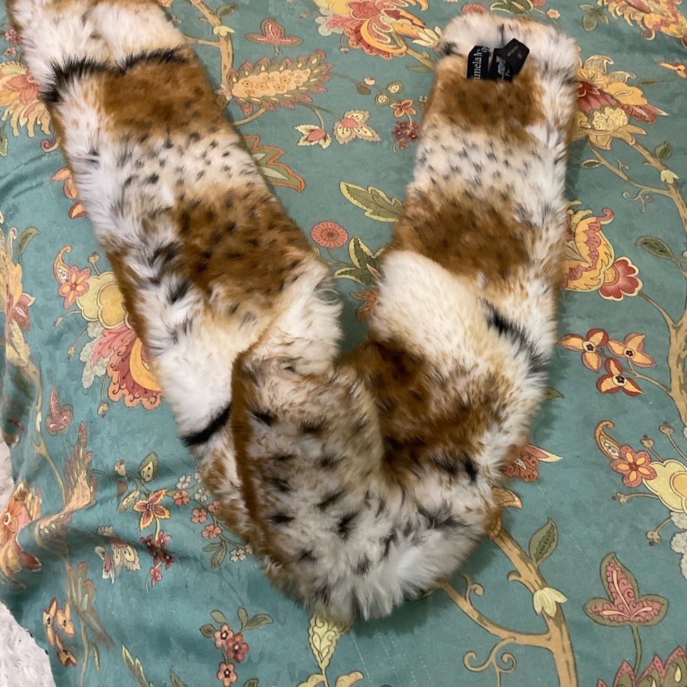 Pamela McCoy Fur wrap only…..sweater coat not included - Picture 3 of 6